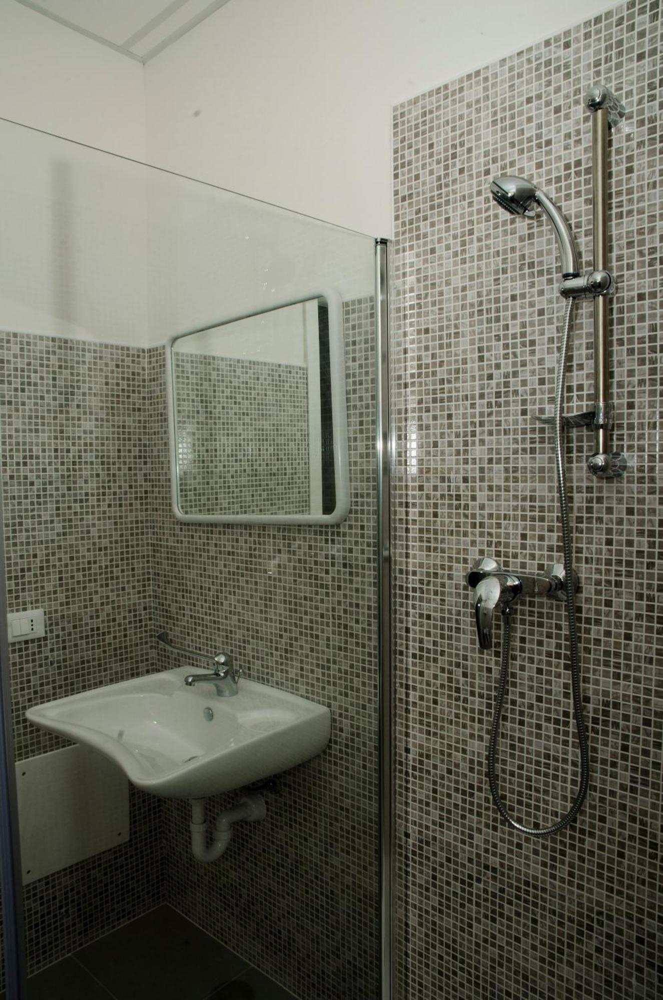 Meet Gardalake Hostel